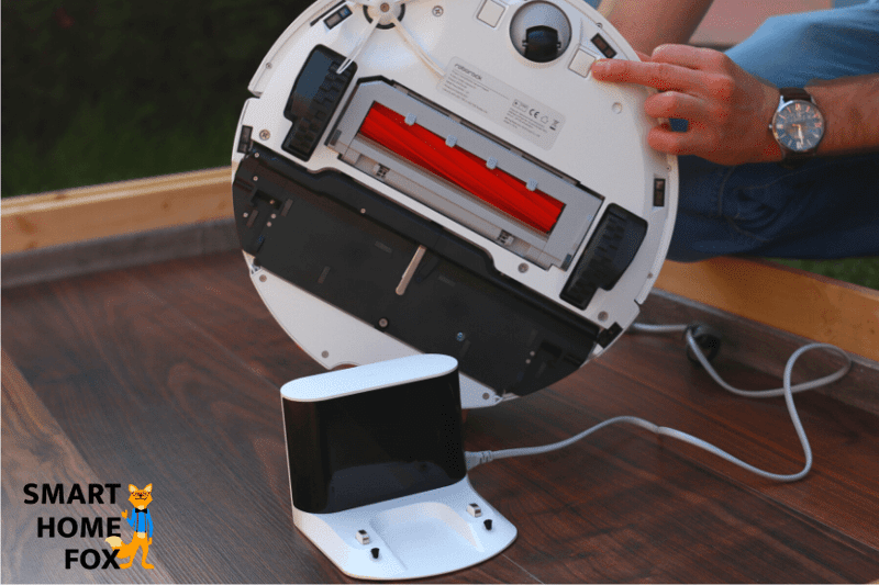 A close-up of the Roborock S7’s charging contacts